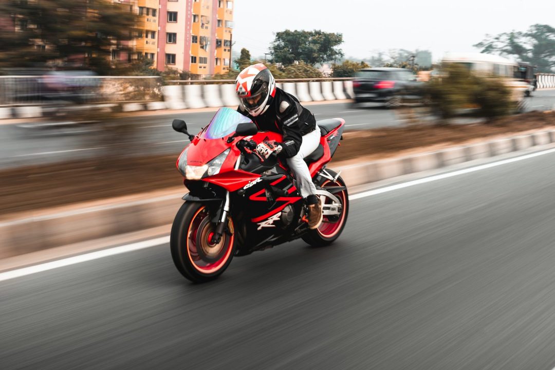découvrez comment choisir l'assurance idéale pour votre deux-roues. comparez les options, comprenez les garanties essentielles et trouvez la meilleure couverture pour votre moto ou scooter. protégez-vous sur la route avec les bons conseils d'experts.