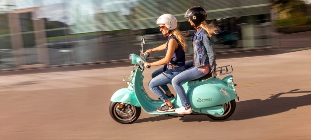 découvrez comment résilier facilement votre assurance scooter en suivant nos conseils pratiques. informez-vous sur les démarches à effectuer, les délais à respecter, et les droits des assurés pour une résiliation sans souci.