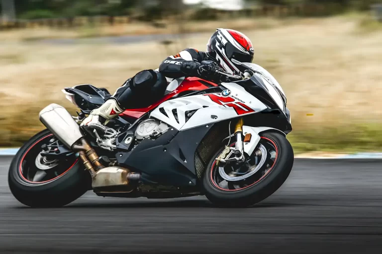 découvrez notre guide complet sur l'assurance moto : comparez les offres, comprenez les garanties indispensables et trouvez la meilleure couverture pour votre moto. protégez-vous sur la route avec nos conseils d'experts !