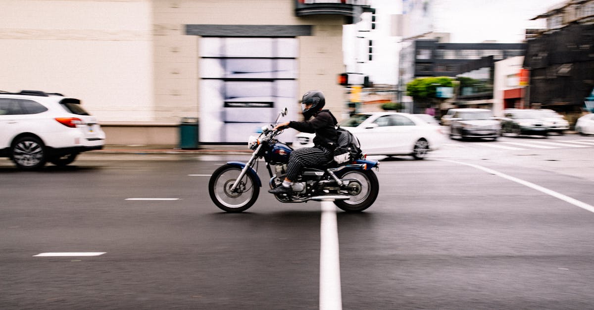 découvrez des conseils essentiels pour assurer votre sécurité à moto. apprenez les meilleures pratiques, l'importance de l'équipement de protection et les règles de conduite à suivre pour rouler en toute sécurité. préparez-vous à profiter de votre passion pour la moto tout en minimisant les risques.