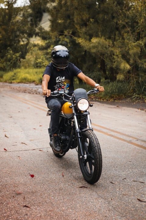 découvrez notre guide complet sur l'assurance moto a2 : conseils, options de couverture, tarifs et meilleures pratiques pour assurer votre moto tout en respectant la législation française.