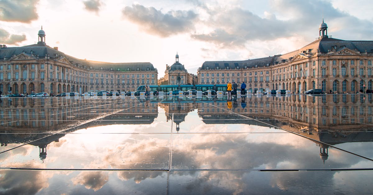 découvrez bordeaux, une ville emblématique de la france connue pour ses vins réputés, son riche patrimoine historique et sa culture dynamique. explorez ses charmantes ruelles, dégustez des plats régionaux savoureux et plongez dans l'atmosphère unique de cette métropole qui allie tradition et modernité.