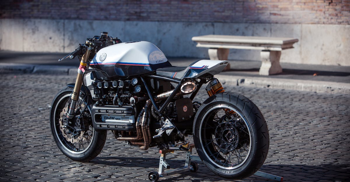 découvrez notre assurance motos classiques qui protège votre passion pour les deux-roues vintage. profitez d'une couverture adaptée aux besoins des propriétaires de motos anciennes, avec des garanties sur mesure et une assistance dédiée pour rouler en toute tranquillité.