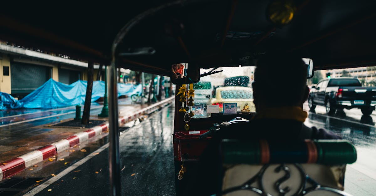 découvrez notre guide complet sur l'assurance scooter, incluant les meilleures options de couverture, conseils pour choisir la police adéquate et des astuces pour réduire vos primes, afin de rouler en toute sérénité.
