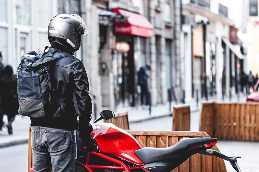 découvrez des solutions d'assurance moto adaptées aux jeunes permis. protégez votre deux-roues tout en bénéficiant de tarifs compétitifs et d'une couverture adaptée à vos besoins.