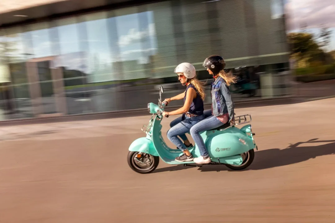 découvrez notre large sélection de deux roues électriques pour tous vos déplacements. profitez d'un confort optimal, d'une conduite écologique et de modèles adaptés à tous les budgets. faites le choix de la mobilité intelligente et durable dès aujourd'hui !